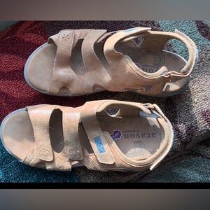 ⭐️Sz11 Aravon Tan Sandals by New Balance Adjustable Velcro Straps w light detail